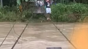 Nampak jembatan gantung di Talawaan Bantik yang putus akibat terjangan banjir.