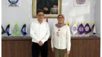 Prof. Dr. Ir. Oktovian Berty Alexander Sompie, M.Eng., IPU, ASEAN Eng (kiri) menyampaikan apresiasi tinggi kepada Prof. Dr. Trina Ekawati Tallei (kanan). (istimewa)