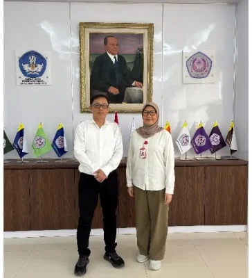 Prof. Dr. Ir. Oktovian Berty Alexander Sompie, M.Eng., IPU, ASEAN Eng (kiri) menyampaikan apresiasi tinggi kepada Prof. Dr. Trina Ekawati Tallei (kanan). (istimewa)