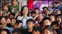 Ketua PKK Sulut Anik Yulius Selvanus merayakan hari ulang tahun ke - 56 bersama anak-anak Panti Asuhan Cinta Kasih. (Dok. Komdigi Sulut)