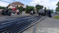 Ratusan-batang-pipa-baja-penampang-persegi Ratusan batang pipa baja penampang persegi melesat terbang ke depan