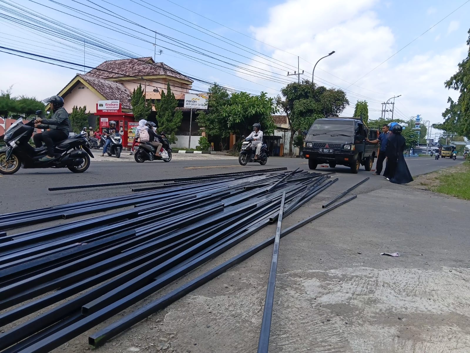 Ratusan batang pipa baja penampang persegi melesat terbang ke depan