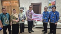 berita-wujud-kontribusi-daerah-bank-sulutgo-serahkan-dividen-dan-bantuan-tjs-bagi-pemkot-gorontalo-2017-l